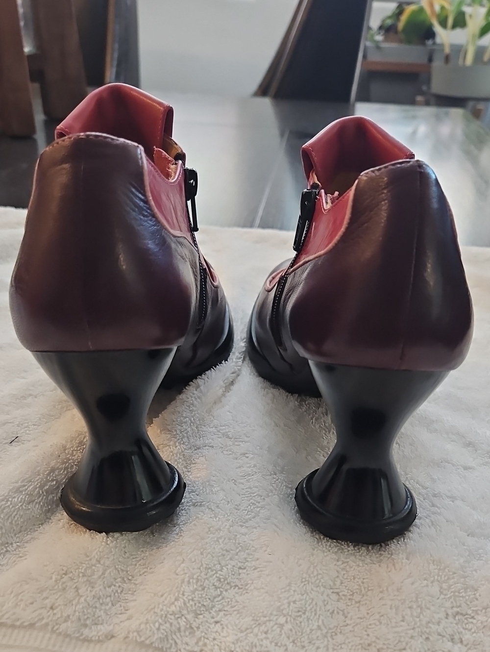 John fluevog Pink & Wine Iconic Bunny Bootie Button Accent Heels Sz 9.5 - Picture 5 of 8